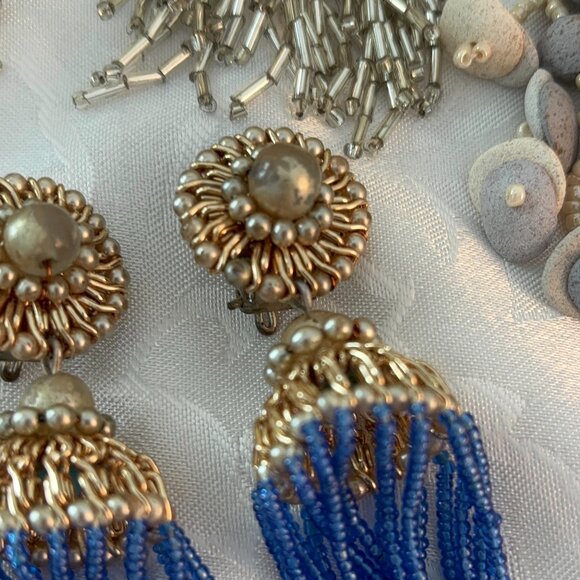 COLLECTION OF VINTAGE SEED BEAD & FAUX PEARL CLIP EARRINGS (4) - Picture 11 of 13